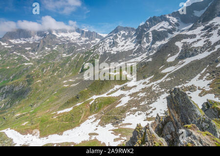 Snow Patches auf den Pisten der Alpen zwischen der italienischen und der österreichischen Grenze. Anhaltende Schnee auf den Bergen, fährt unten weg fallen. Stockfoto