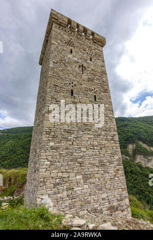 Restaurierte Khoi Wohnturm, XIV-XVI Jahrhunderten auf dem Gebiet der Beilegung des gleichen Namens. Auf dieser Turm ist mit einem soliden m gekrönt. Stockfoto