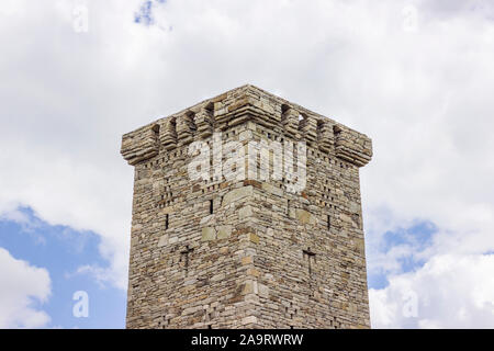 Restaurierte Khoi Wohnturm, XIV-XVI Jahrhunderten auf dem Gebiet der Beilegung des gleichen Namens. Auf dieser Turm ist mit einem soliden m gekrönt. Stockfoto