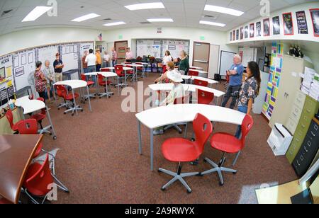 Lehrer und Administratoren arbeiten daran, wie man lehrt und sein Sicher mit sozialer Distanzierung im Klassenraum und Pandemie 19 Stockfoto