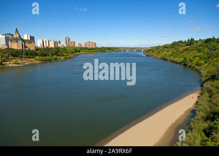 Der South Saskatchewan River fließt durch Saskatoon, Saskatchewan, Kanada Stockfoto