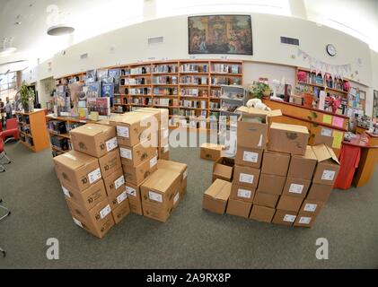 Neue Bücher in Boxen in Kalifornien High School Ankunft in Bereit für den Beginn des Schuljahres für die Schüler für Mathe, Lit, Gesellschaft, Kunst, Sozialkunde Stockfoto