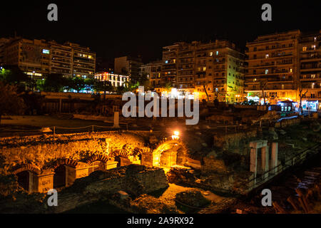 Die Ruinen der antiken griechischen Agora (später Forum Romanum) bei Nacht beleuchtet in Thessaloniki, Mazedonien, Griechenland, Europa Stockfoto