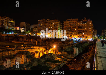 Die Ruinen der antiken griechischen Agora (später Forum Romanum) bei Nacht beleuchtet in Thessaloniki, Mazedonien, Griechenland, Europa Stockfoto