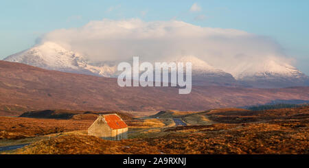 Verlassenes Haus am Fain mit einem Teallach hinter, North West Highlands Stockfoto