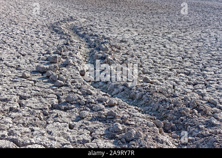 Furche in getrockneten Risse im Boden, Boden eines ausgetrockneten See Stockfoto