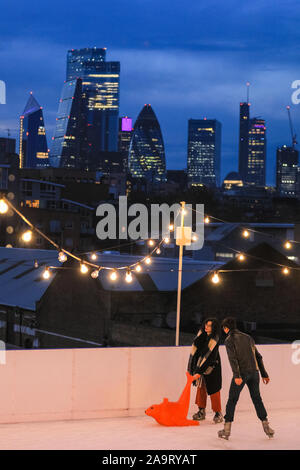 Tabak Dock, London, Großbritannien, 17. November 2019. Die Menschen genießen Sie den spektakulären Blick über die Stadt London in der Londoner trendy Oberlicht Eisbahn, einer Dachterrasse am historischen Tabak Dock Komplex in Wapping, East London. Credit: Imageplotter/Alamy leben Nachrichten Stockfoto