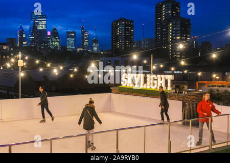 Tabak Dock, London, Großbritannien, 17. November 2019. Die Menschen genießen Sie den spektakulären Blick über die Stadt London in der Londoner trendy Oberlicht Eisbahn, einer Dachterrasse am historischen Tabak Dock Komplex in Wapping, East London. Credit: Imageplotter/Alamy leben Nachrichten Stockfoto