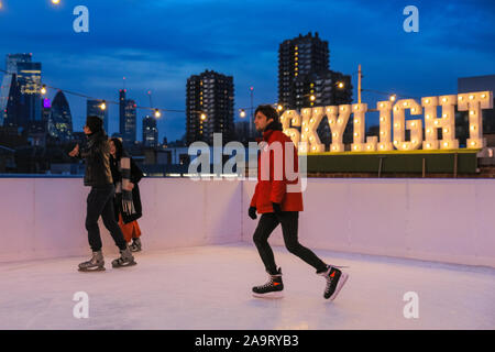 Tabak Dock, London, Großbritannien, 17. November 2019. Die Menschen genießen Sie den spektakulären Blick über die Stadt London in der Londoner trendy Oberlicht Eisbahn, einer Dachterrasse am historischen Tabak Dock Komplex in Wapping, East London. Credit: Imageplotter/Alamy leben Nachrichten Stockfoto