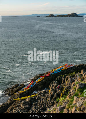 Lamb Island, Firth of Forth, Schottland, Vereinigtes Königreich. November 2019. Kajakfahrer auf der Lothian-See fahren nach Lamb Island. Der Seekajak-Club macht im Winter jedes Jahr eine Reise nach ‘Malvé Bash', um die Insel von Baummalchen zu befreien, die Papageientaucher daran hindern, Höhlen zu machen. Die Insel ist schwer mit dem Boot zu landen, aber mit dem Kajak erreichbar, obwohl es aufgrund des Anschwellens schwierig ist, wieder in die Kajaks zu kommen Stockfoto