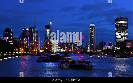 London, Großbritannien. 06 Sep, 2019. Vor der Skyline mit dem 118 Meter hohen Millbank Tower (r) und der 181 Meter hohe Turm Vauxhall (M), Schiffe fahren auf der Themse. Credit: Waltraud Grubitzsch/dpa-Zentralbild/ZB/dpa/Alamy leben Nachrichten Stockfoto