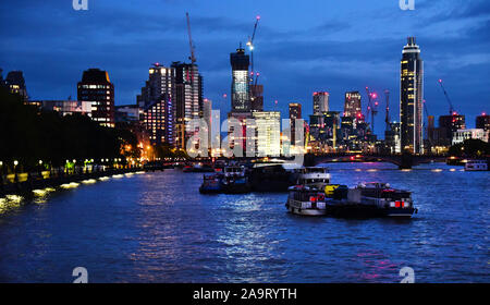 London, Großbritannien. 06 Sep, 2019. Vor der Skyline mit den 181 Meter hohen Turm Vauxhall (r), Schiffe fahren auf der Themse. Credit: Waltraud Grubitzsch/dpa-Zentralbild/ZB/dpa/Alamy leben Nachrichten Stockfoto