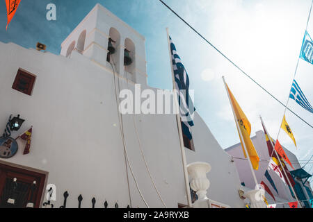 Myonos Straße mit bunten Fahnen, Mykonos, Griechenland Stockfoto