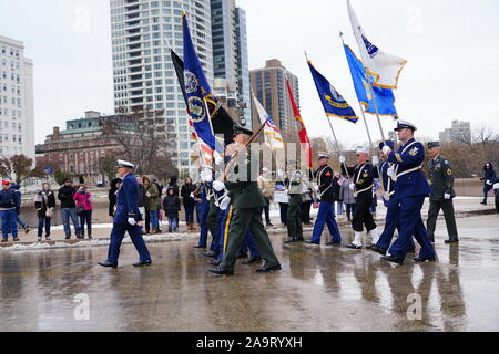 Viele Veteranen alle über Wisconsin, Veterans Day Parade kommen - Ehre unsere Militärische Zeremonie Service bei Milwaukee County War Memorial. Stockfoto