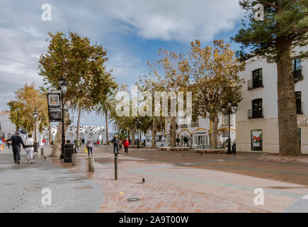 Nerja, Balcon de Europa, beliebte View Point in der Küstenstadt Nerja, Costa del Sol, Provinz Malaga, Andalusien, Spanien. Stockfoto