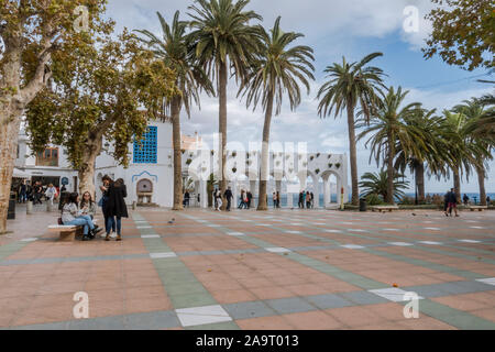 Nerja, Balcon de Europa, beliebte View Point in der Küstenstadt Nerja, Costa del Sol, Provinz Malaga, Andalusien, Spanien. Stockfoto