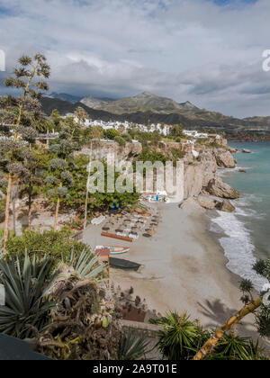 Blick auf die Strände von Nerja, vom Mirador, Balcon de Europa, Andalusien, Spanien. Stockfoto