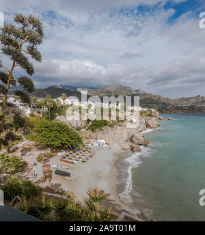 Blick auf die Strände von Nerja, vom Mirador, Balcon de Europa, Andalusien, Spanien. Stockfoto