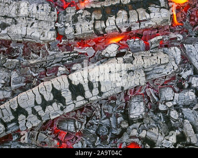 Brennholz mit red-hot glühende Holzkohle Glut, Ansicht von oben Stockfoto