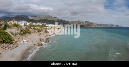 Blick auf die Strände von Nerja, vom Mirador, Balcon de Europa, Andalusien, Spanien. Stockfoto