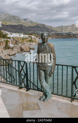 Bronzestatue El Rey Alfonso XII auf View Point, Balcón de Europa" mit Blick auf den Strand und die Küste von Nerja, Andalusien, Spanien. Stockfoto