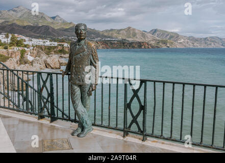 Bronzestatue El Rey Alfonso XII auf View Point, Balcón de Europa" mit Blick auf den Strand und die Küste von Nerja, Andalusien, Spanien. Stockfoto