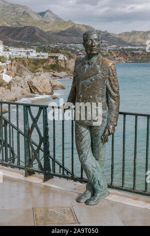 Bronzestatue El Rey Alfonso XII auf View Point, Balcón de Europa" mit Blick auf den Strand und die Küste von Nerja, Andalusien, Spanien. Stockfoto