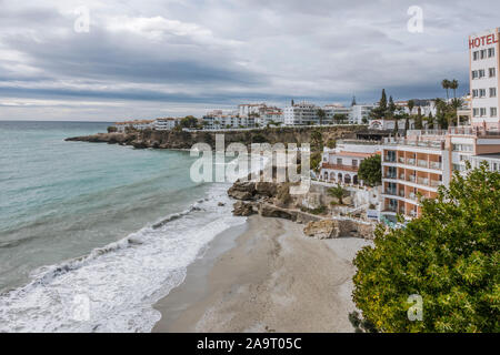 Blick auf die Strände von Nerja, vom Mirador, Balcon de Europa, Andalusien, Spanien. Stockfoto