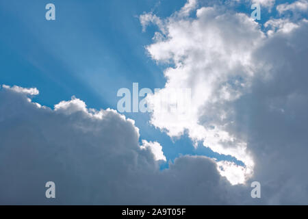 Himmel, cloudscape von leichten weissen und grauen Wolken vor blauem Himmel mit Sonne strahlen Stockfoto