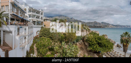 Blick auf die Strände von Nerja, vom Mirador, Balcon de Europa, Andalusien, Spanien. Stockfoto