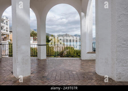 Nerja, Balcon de Europa, beliebte View Point in der Küstenstadt Nerja, Costa del Sol, Provinz Malaga, Andalusien, Spanien. Stockfoto