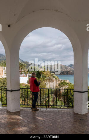 Nerja, Balcon de Europa, beliebte View Point in der Küstenstadt Nerja, Costa del Sol, Provinz Malaga, Andalusien, Spanien. Stockfoto