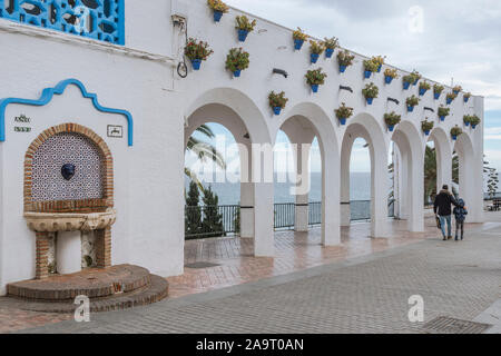 Nerja, Balcon de Europa, beliebte View Point in der Küstenstadt Nerja, Costa del Sol, Provinz Malaga, Andalusien, Spanien. Stockfoto