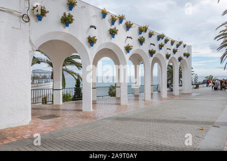 Nerja, Balcon de Europa, beliebte View Point in der Küstenstadt Nerja, Costa del Sol, Provinz Malaga, Andalusien, Spanien. Stockfoto