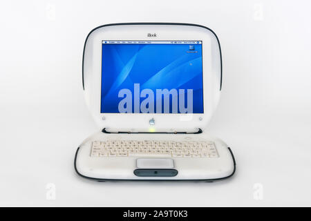 Los Angeles, Kalifornien, USA - November 6, 2019: Illustrative editorial Foto des alten Apple iBook clamshell Stil Laptop das war ma Stockfoto