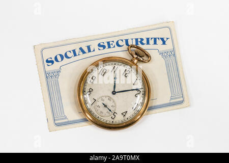 Alte Social Security Card mit antiken Taschenuhr und weißen Hintergrund. Stockfoto