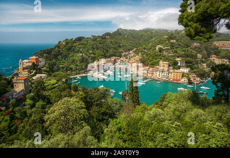 Panorama von Portofino Stadt mit bunten Häusern und Villen, das Meer und den Hafen Bucht mit Fischerboote und luxuriöse Yachten auf Italienische Riviera in Ligurien, Stockfoto