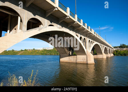 Universität Brücke über den South Saskatchewan River in Saskatoon, Saskatchewan, Kanada Stockfoto