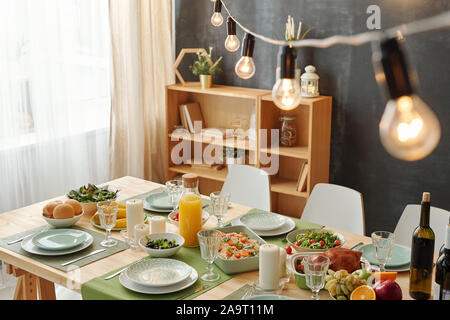 Thanksgiving oder Weihnachten festliches Abendessen am Tisch mit Lampe oben auflegen Stockfoto