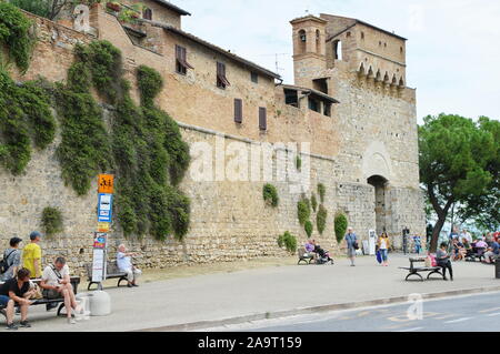 San Gimignano, Toskana, Italien - 19 September 2019: Porta San Giovanni, Gate in den südöstlichen Teil der Stadtmauer Stockfoto