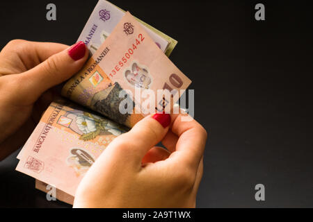 Frau Geld zählen, zählen LEI Nahaufnahme Stockfoto