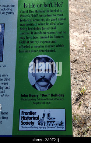 Schilder an den Linwood Friedhof auf einem Hügel oberhalb von Glenwood Springs in Colorado. Die Zeichen die Besucher der Gräber von Doc Holliday und Kid Curry. Stockfoto