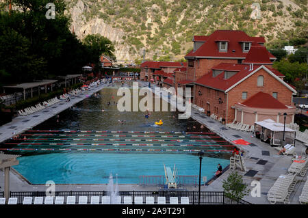 Der Poolbereich bei Glenwood Hot Springs Resort Colorado Rockies. Es ist ein das ganze Jahr über Resort ist berühmt für seine heißen Quellen. Stockfoto