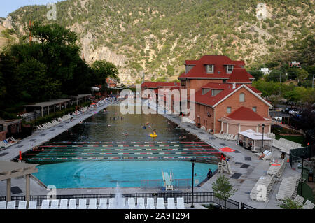 Der Poolbereich bei Glenwood Hot Springs Resort Colorado Rockies. Es ist ein das ganze Jahr über Resort ist berühmt für seine heißen Quellen. Stockfoto