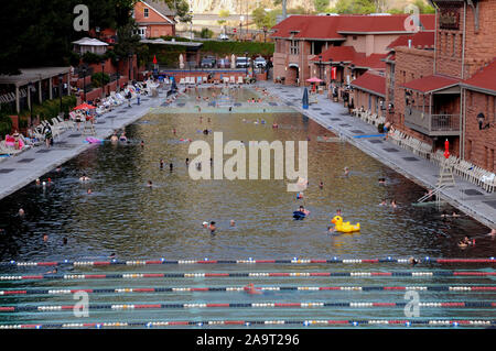 Der Poolbereich bei Glenwood Hot Springs Resort Colorado Rockies. Es ist ein das ganze Jahr über Resort ist berühmt für seine heißen Quellen. Stockfoto