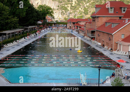 Der Poolbereich bei Glenwood Hot Springs Resort Colorado Rockies. Es ist ein das ganze Jahr über Resort ist berühmt für seine heißen Quellen. Stockfoto