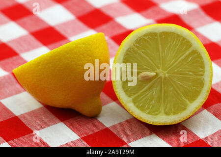 Nahaufnahme der frische Zitrone auf rot-weiß-karierten Tuch Stockfoto