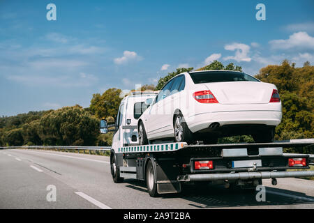 Auto Service Transport Konzept. Abschleppwagen transport Auto oder Hilfe zum Straßenverkehr Wrecker gebrochen. Auto abschleppen, Abschleppwagen für Transportatio Stockfoto