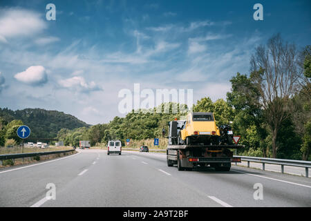 Auto Service Transport Konzept. Abschleppwagen Transport Retro Auto auf der Autobahn Autobahn Autobahn. Hilfe auf der Straße transportiert Wrecker gebrochen. Transpor Stockfoto