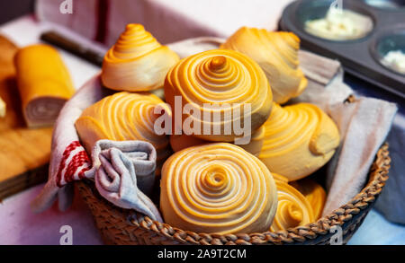 Berühmten traditionellen slowakischen geräucherten Käse gerollt genannt parenica auf einem Markt. Stockfoto